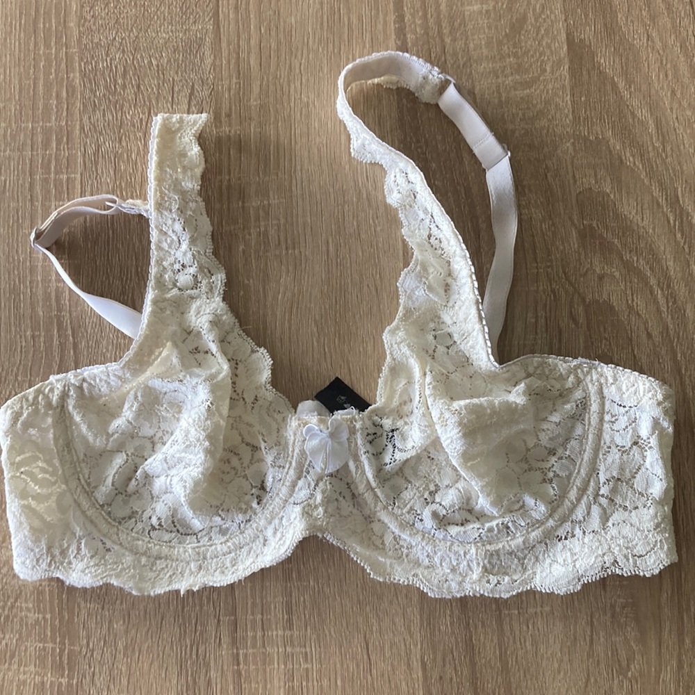 Cream Lace Underwire Bra with Adjustable Straps